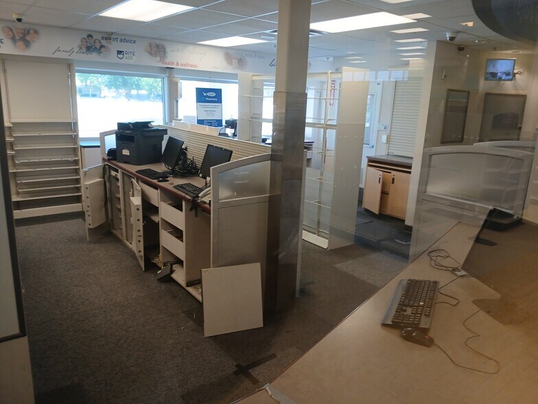 More Photos Of 47985 Monroe St, Indio Drugstore For Lease