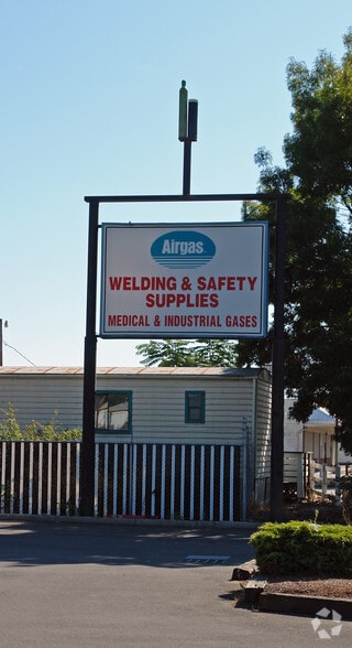 More Photos Of 1908 Main St, Springfield Freestanding For Sale