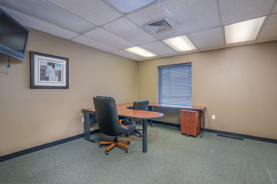 More Photos Of 5025 Dorr St, Toledo Showroom For Sale