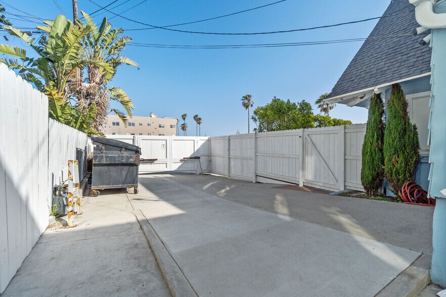 More Photos Of 523 Ocean Front Walk, Venice Storefront Retail Office For Lease