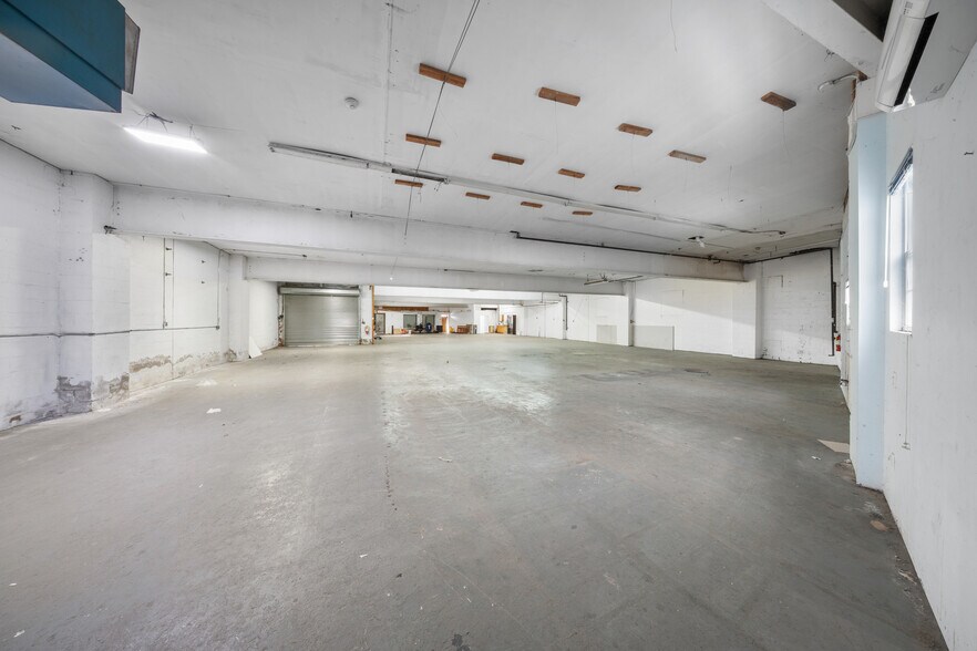 More Photos Of 120 New Hyde Park Rd, Franklin Square Showroom For Lease