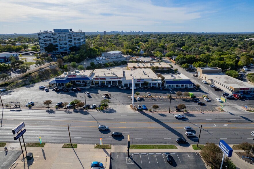 More Photos Of 7049-7075 San Pedro Ave, San Antonio Storefront For Lease