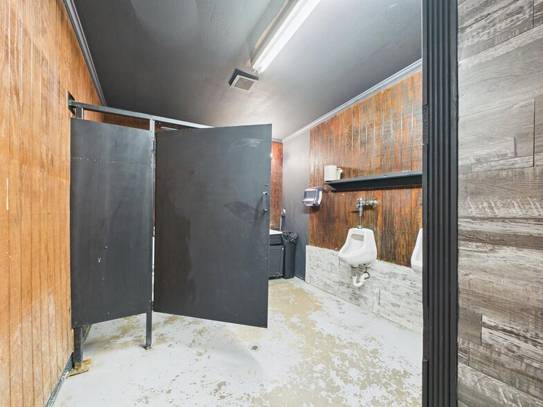 More Photos Of 1330 E 3rd St, Pecos Restaurant For Sale