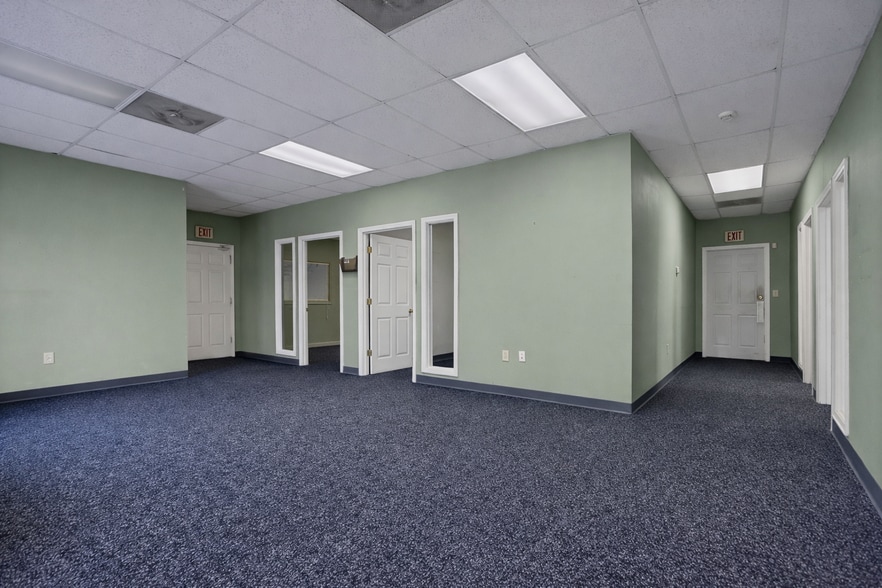 More Photos Of 9 Ellwood Ct, Greenville Warehouse For Lease
