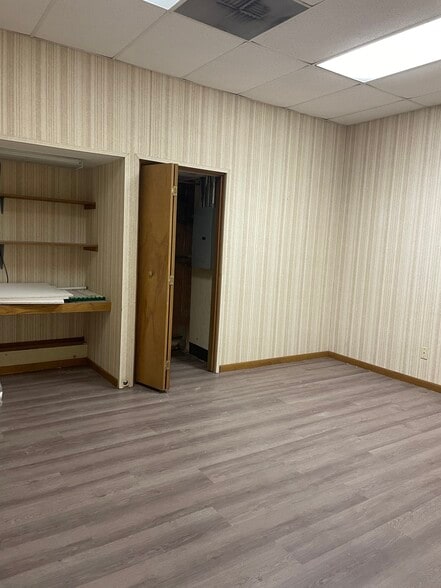 More Photos Of 104-108 S Main St, Victoria Office For Lease