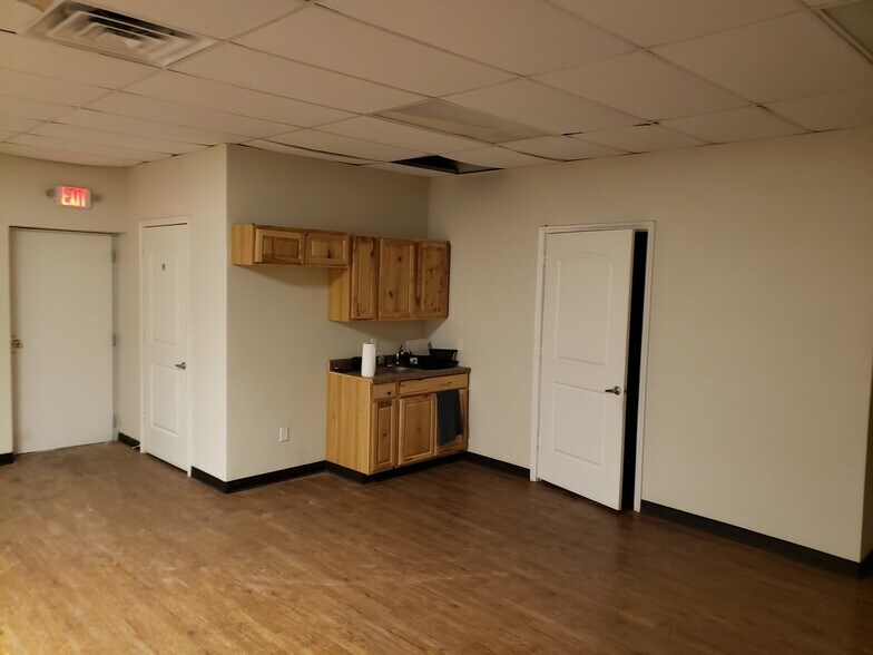 More Photos Of 74 Fm 2119, Pecos Industrial For Lease