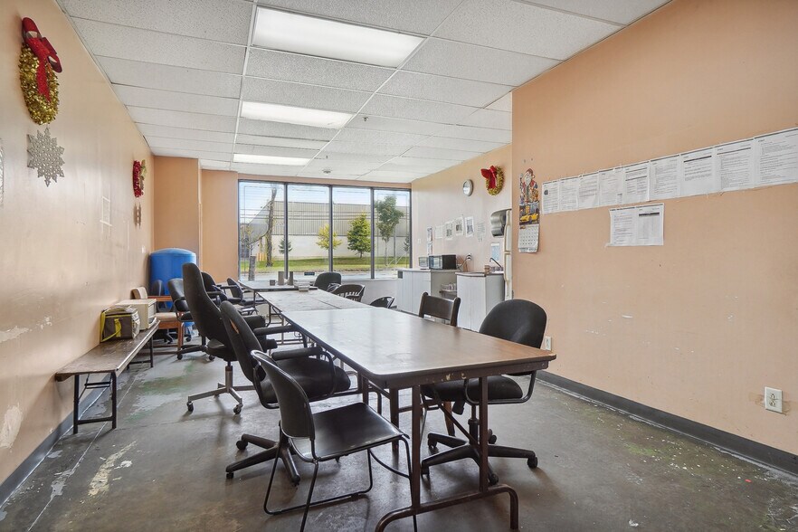 More Photos Of 9820 Boul Ray-Lawson, Montréal Warehouse For Sale