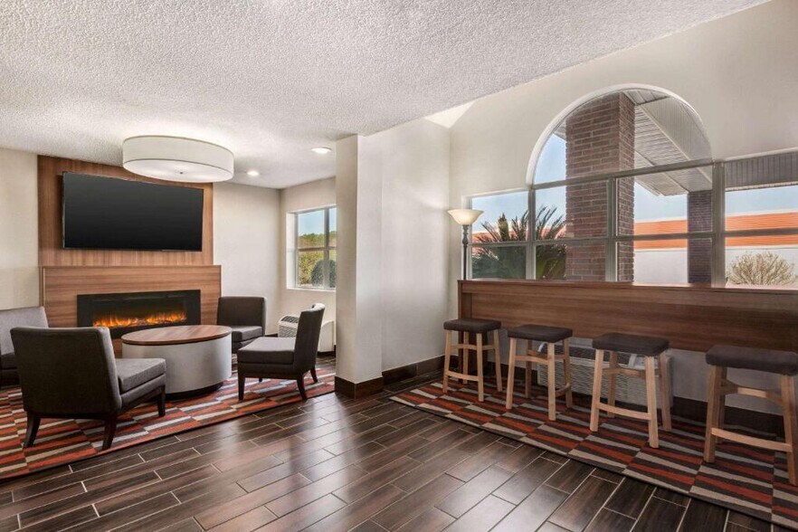 More Photos Of 196 Virginia Ave S, Tifton Hotel For Sale