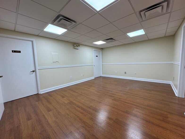 More Photos Of 4868 W Gandy Blvd, Tampa Business Park For Sale