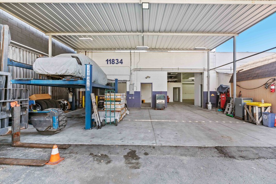 More Photos Of 11834-11836 Vose St, North Hollywood Warehouse For Lease