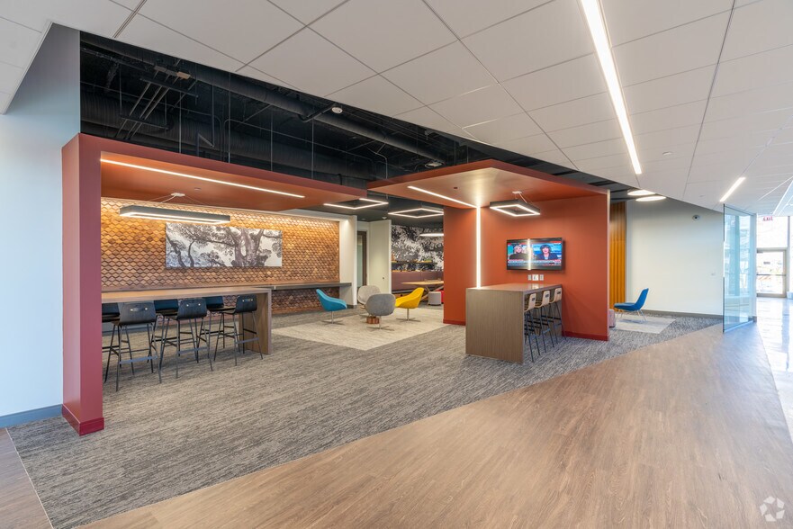 More Photos Of 8550 W Bryn Mawr Ave, Chicago Office For Lease