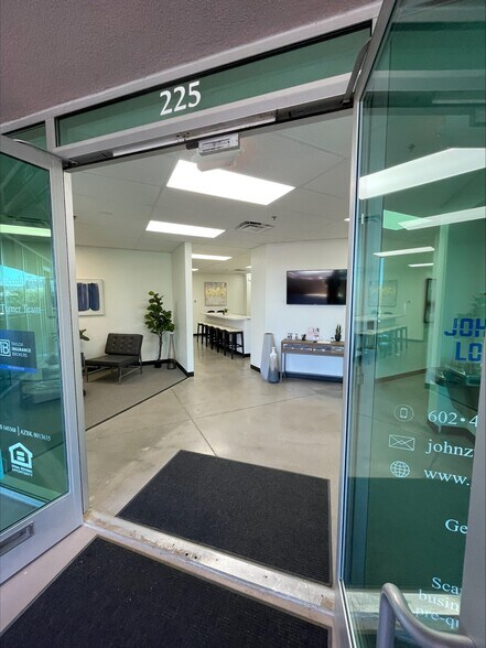 More Photos Of 575 W Chandler Blvd, Chandler Medical For Lease