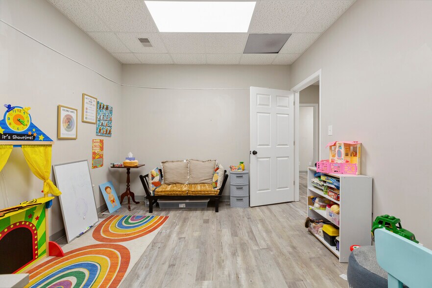 More Photos Of 1300 Gardiner Ln, Louisville Medical For Sale