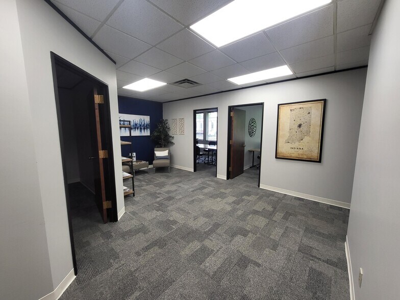 More Photos Of 8465 Keystone Crossing, Indianapolis Office Residential For Lease