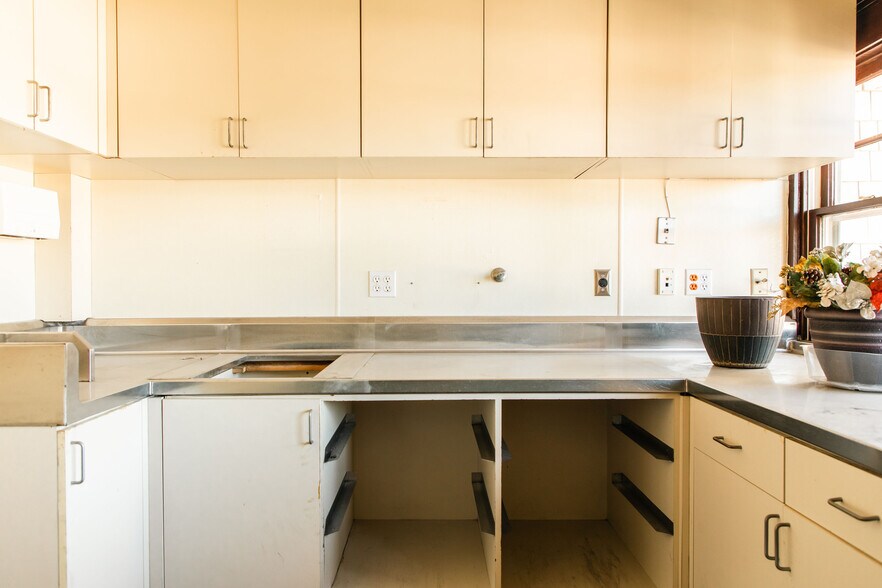 More Photos Of 71 N Palm St, Ventura Restaurant For Lease