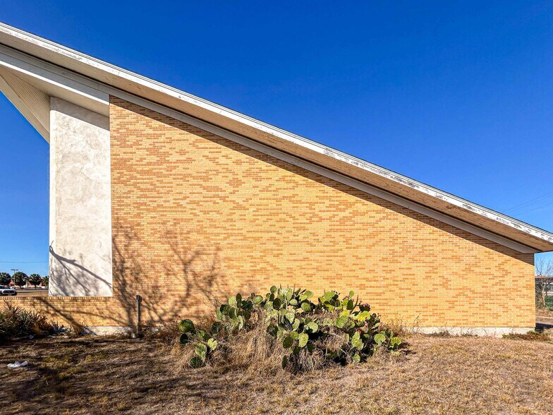 More Photos Of 1120 E Sen Carlos Truan Blvd, Kingsville Restaurant For Sale