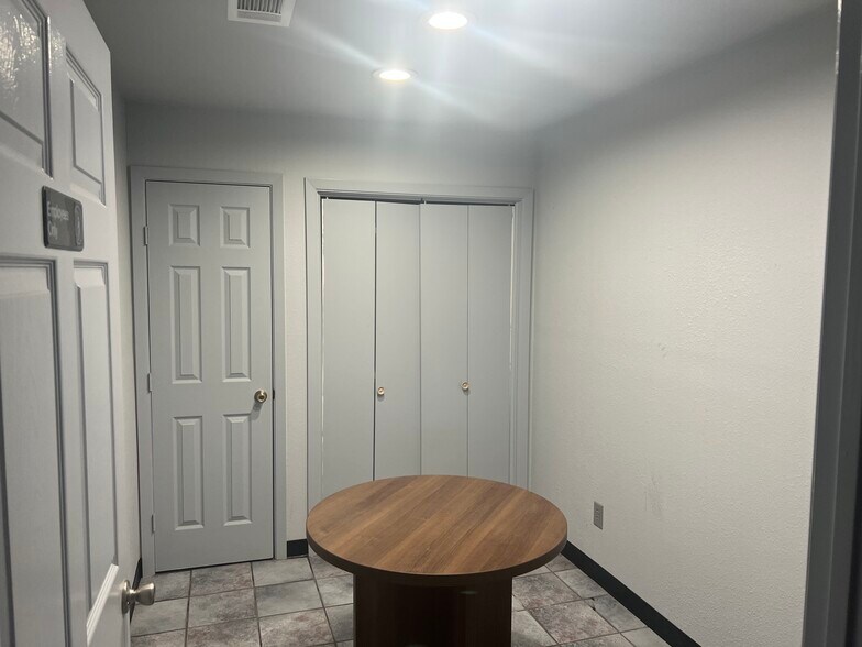 More Photos Of 3218 N Main St, Cleburne Auto Dealership For Lease