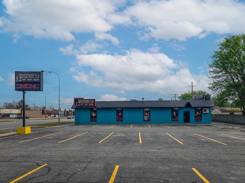 More Photos Of 33729 Ford Rd, Garden City Bar For Lease