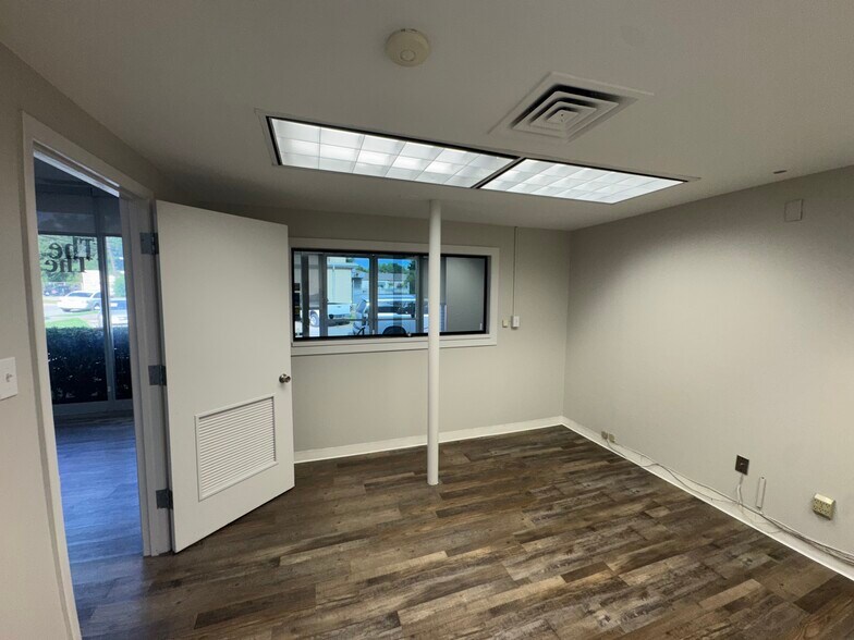 More Photos Of 300 N Washington St, Kaufman Office For Lease