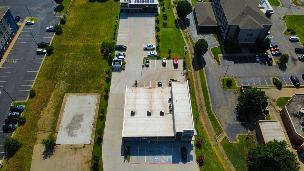 More Photos Of 1740 S Sooner Rd, Midwest City General Retail For Lease