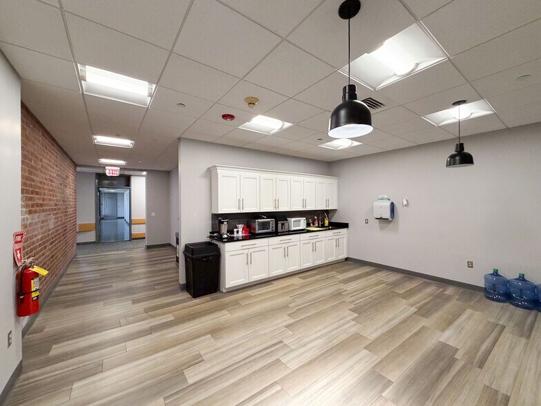 More Photos Of 123 Day Hill Rd, Windsor Manufacturing For Lease