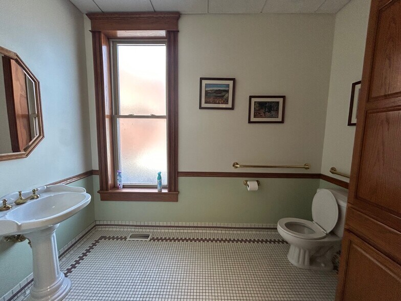More Photos Of 520 N Walnut St, Bloomington Office For Lease