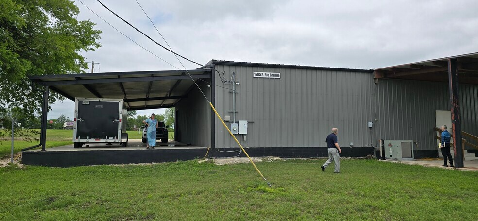 More Photos Of 1505 S Rio Grande St, Taylor Warehouse For Lease