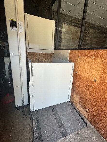 More Photos Of 112 E Cherokee Ave, Enid Manufacturing For Lease