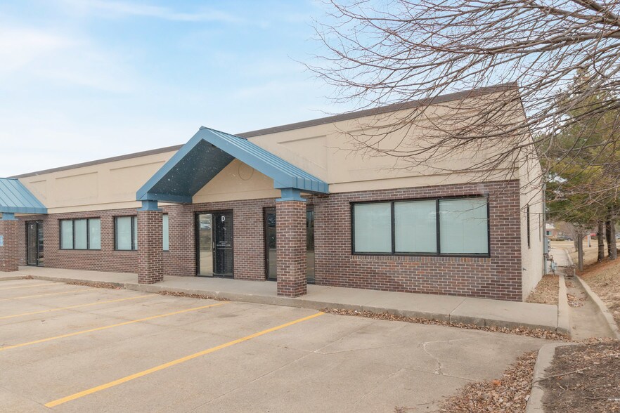 More Photos Of 2037 Grand Ave, West Des Moines Office For Lease