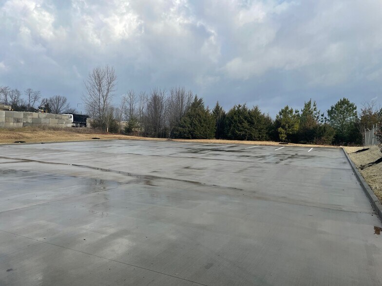 More Photos Of 255 Needmore Rd, Clarksville Warehouse For Lease