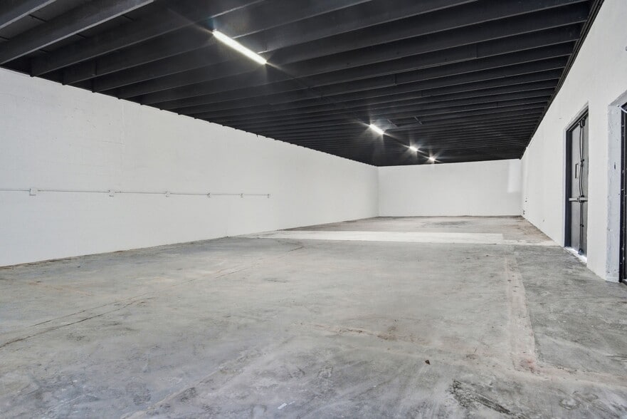 More Photos Of 20908 Itasca St, Chatsworth Light Manufacturing For Sale