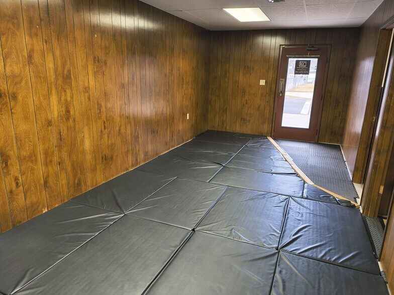 More Photos Of 15 NE 7th St, Madras Office For Sale