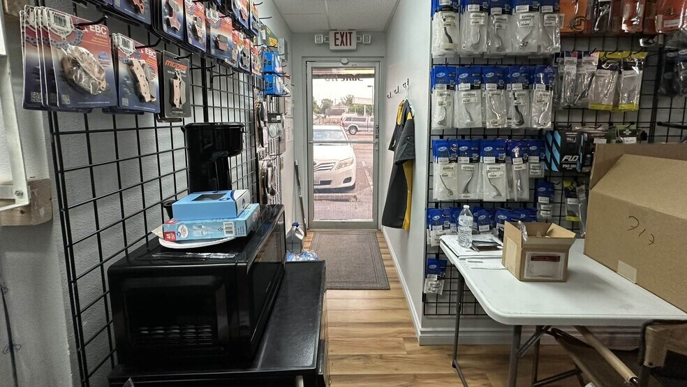 More Photos Of 717 Vandercook Way, Longview Storefront For Lease