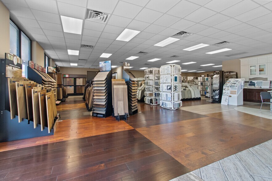 More Photos Of 7910 N Hwy 146, Baytown Showroom For Lease