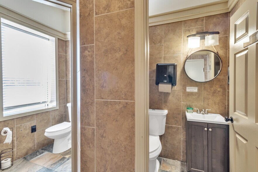 More Photos Of 33 S Carolina St, Hartwell Restaurant For Sale