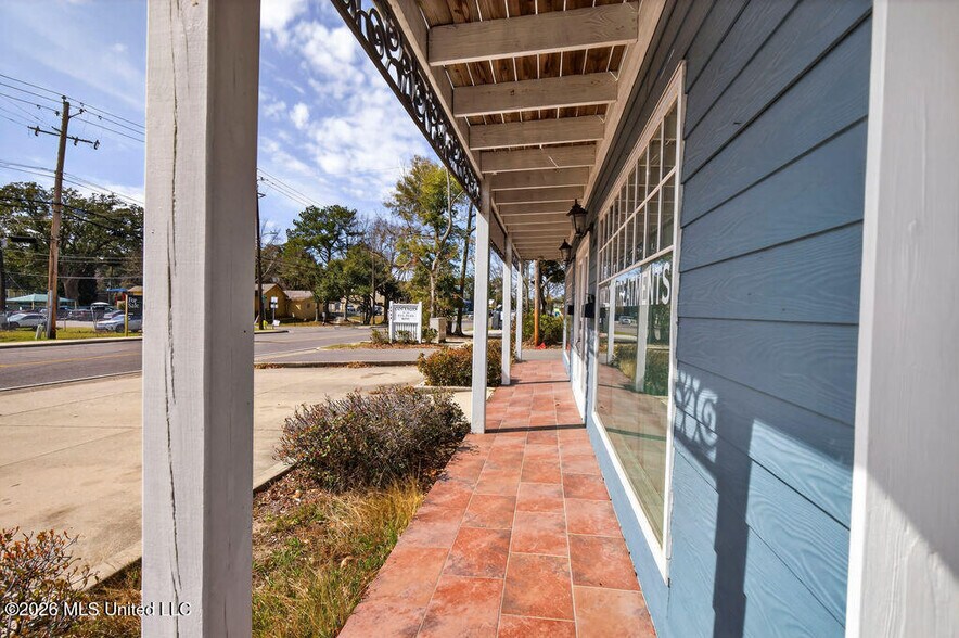 More Photos Of 2005 Government St, Ocean Springs Flex For Lease