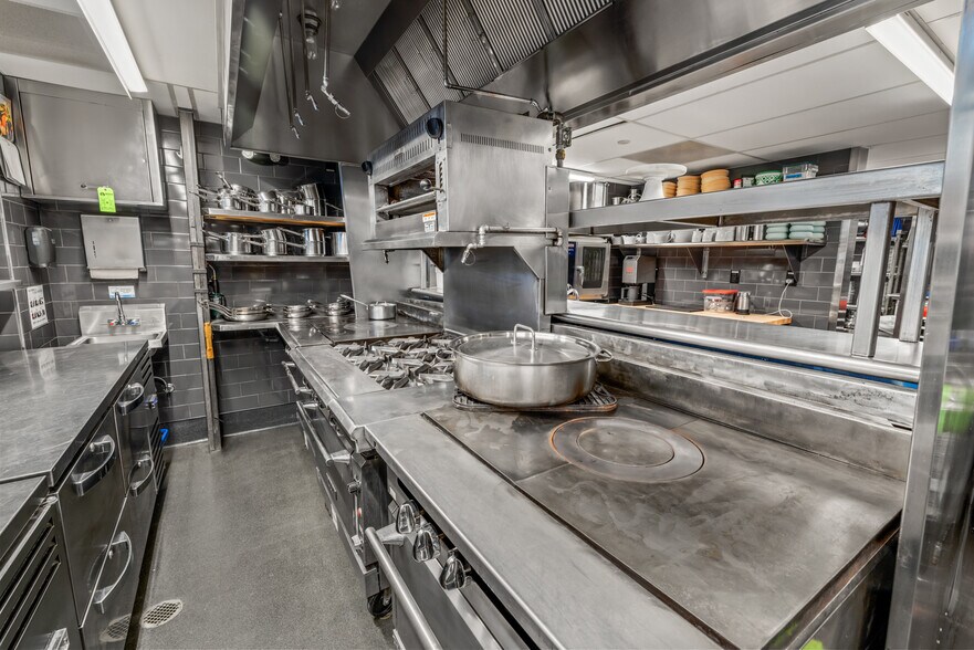 More Photos Of 910 Yampa Street, Steamboat Springs General Retail For Sale