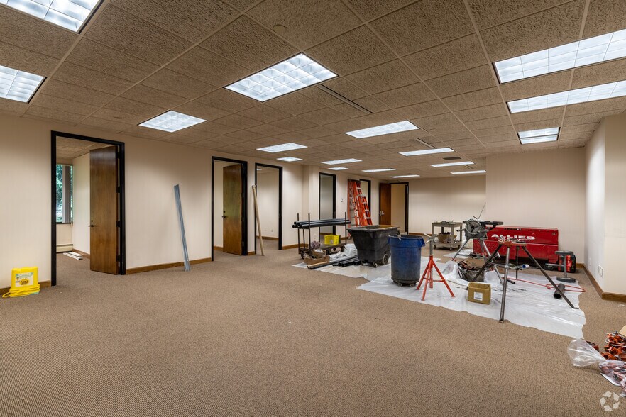 More Photos Of 500 Craig Rd, Manalapan Township Office For Lease
