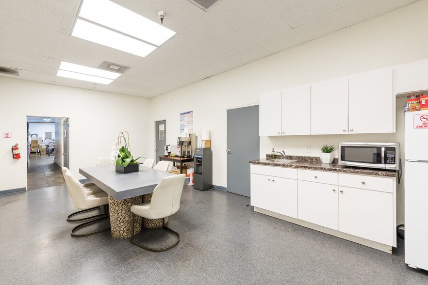 More Photos Of 1900-1950 E 25th St, Vernon Manufacturing For Lease