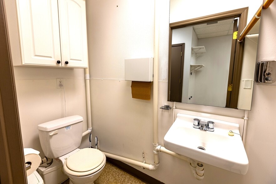 More Photos Of 14605 Velp Ave, Suamico Veterinarian Kennel For Sale