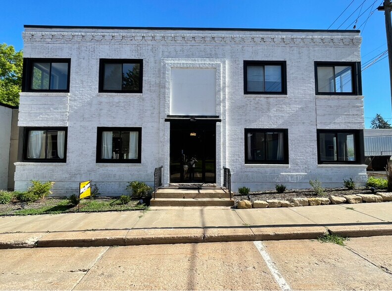 More Photos Of 116 W 19th St, Falls City Showroom For Sale