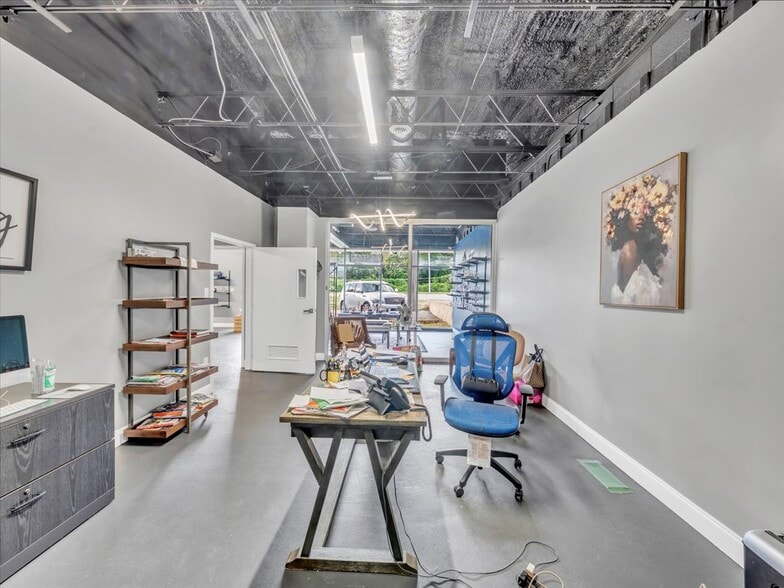 More Photos Of 3010 University Dr NW, Huntsville Showroom For Sale