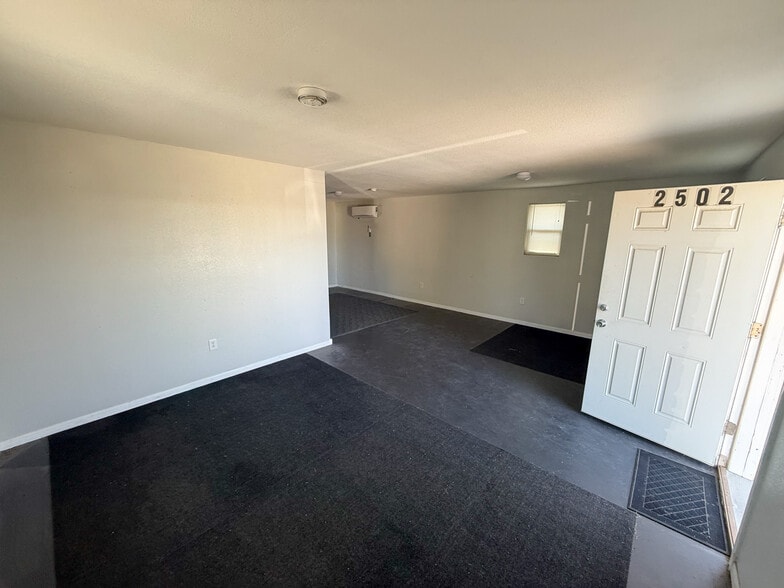More Photos Of 2502 County Road 172, Round Rock Showroom For Lease