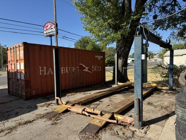 More Photos Of 1026 E Highland St, Shawnee Industrial For Sale