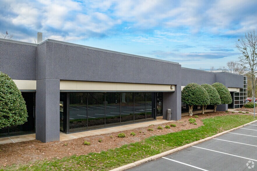 More Photos Of 7840 Roswell Rd, Sandy Springs Unknown For Lease