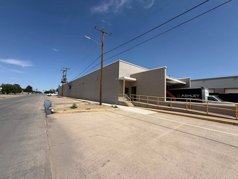 More Photos Of 1000 S Main St, Roswell Freestanding For Sale
