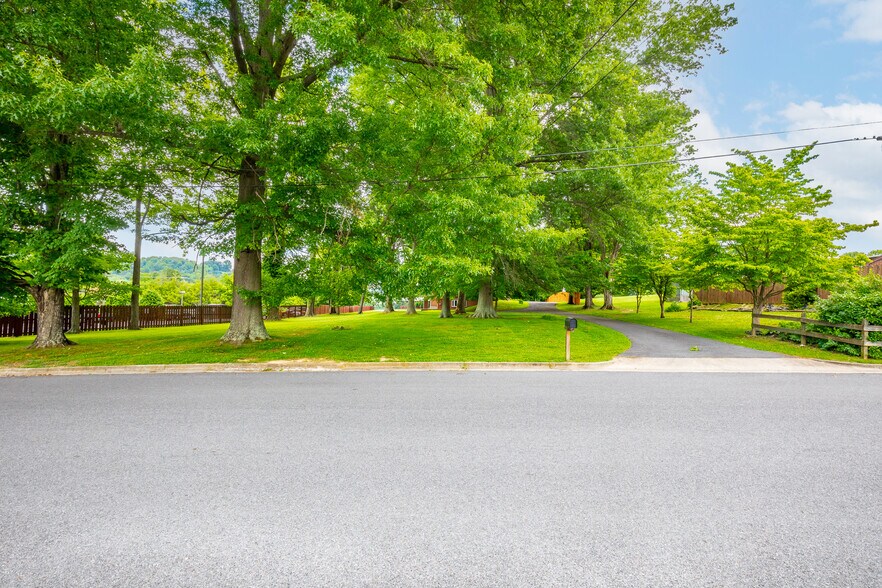 More Photos Of 131 Copenhaver St, Marion Shelter For Sale