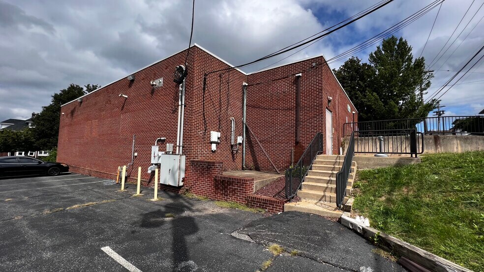 More Photos Of 2100 Ferry St, Easton Medical For Lease