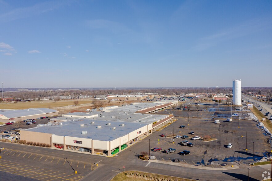 More Photos Of 150 S Kennedy Dr, Carpentersville Unknown For Lease