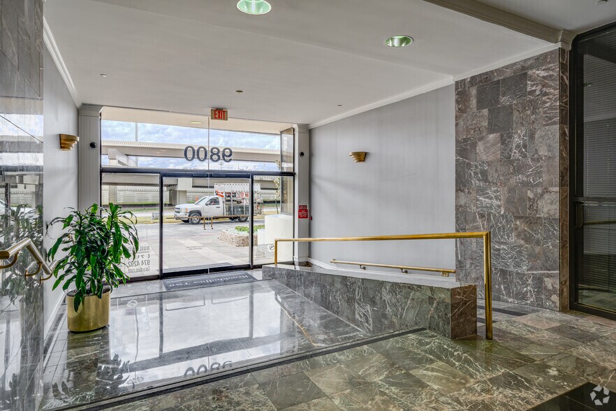 More Photos Of 9800 Northwest Fwy, Houston Office For Lease